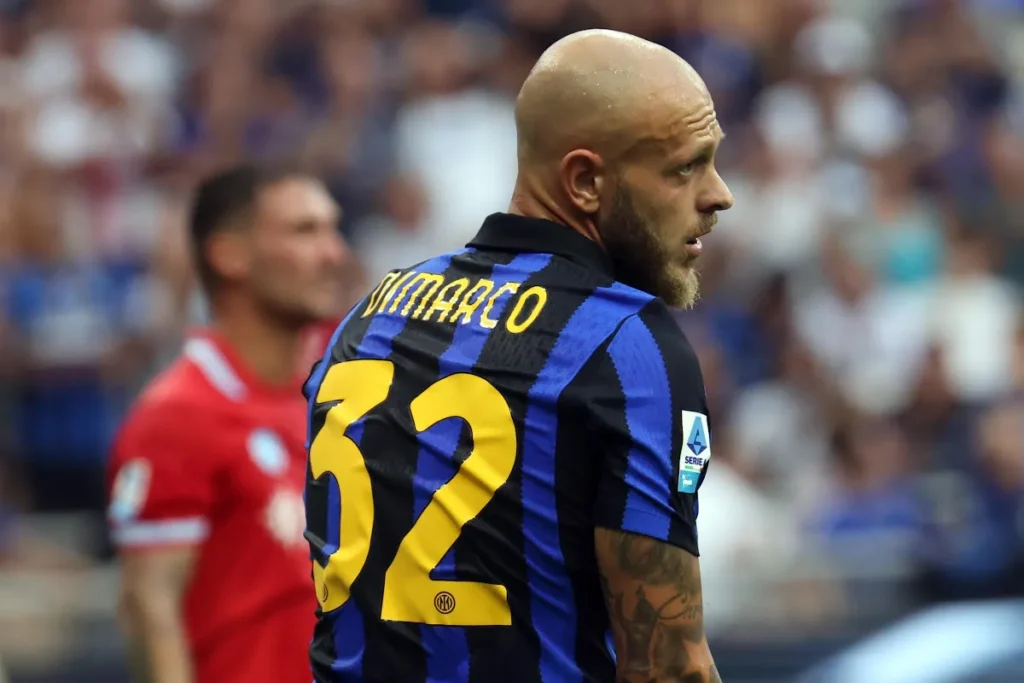 Federico Dimarco, terzino dell'Inter numero 32, durante una partita di Serie A in maglia nerazzurra a strisce