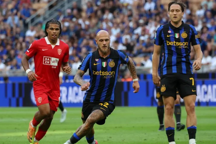 Matteo Dimarco in azione durante una partita di Serie A con la maglia dell'Inter a strisce blu e nere