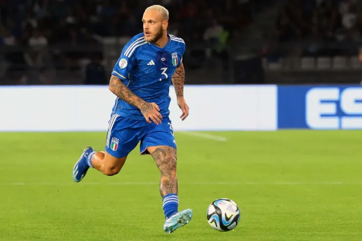 Federico Dimarco in azione con la maglia azzurra della Nazionale italiana numero 3