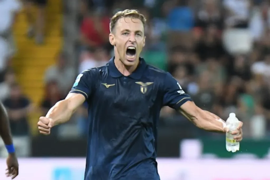 Frattesi esulta durante una partita con la maglia della Lazio, tenendo una bottiglia d'acqua