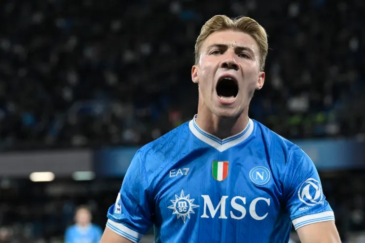 Hojlund esulta con urlo durante una partita, indossa la maglia blu del Napoli con sponsor EA7 e MSC