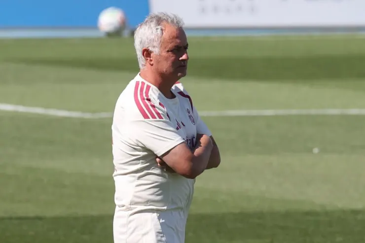 José Mourinho in panchina durante l'allenamento, maglietta bianca con strisce rosa