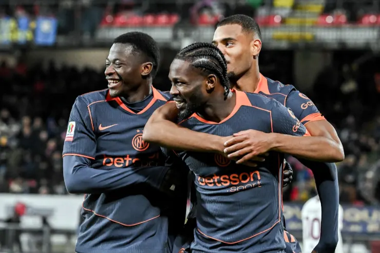 Kamate, Thuram e Diouf esultano insieme in campo durante una partita dell'Inter