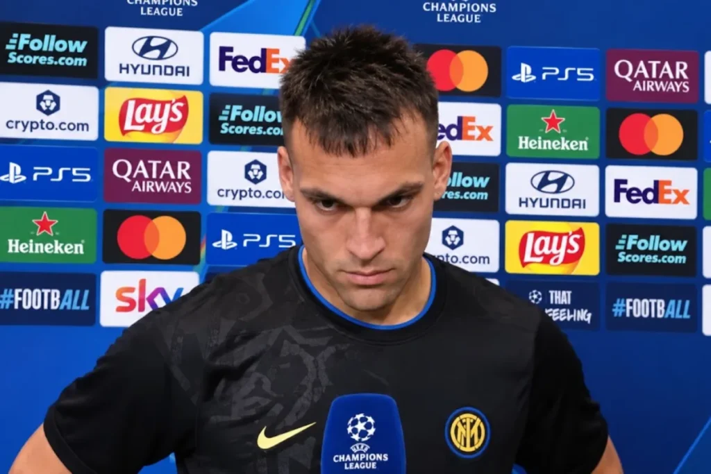 Lautaro Martínez in intervista post-partita con maglia Inter, davanti al pannello Champions League