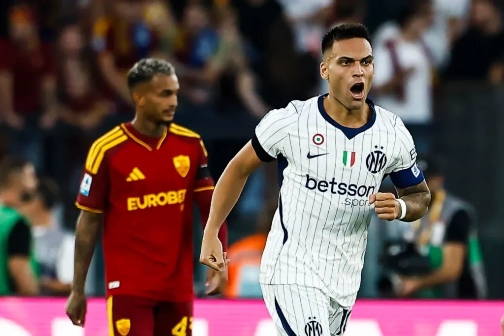 Lautaro Martínez in azione con la maglia dell'Inter durante la partita contro la Roma