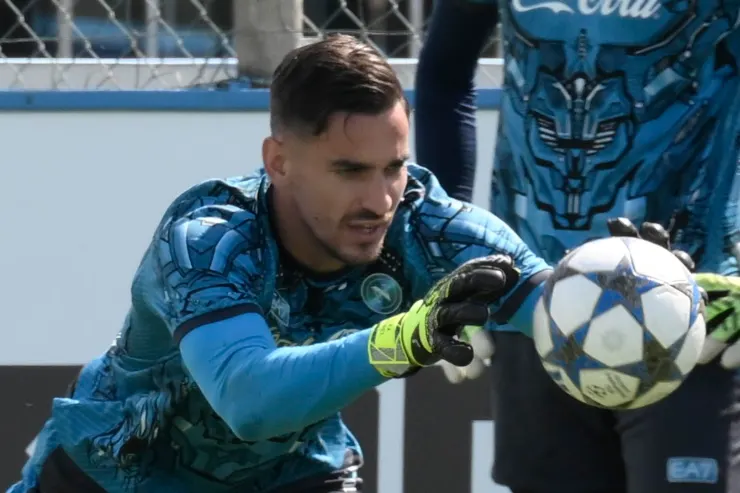 Alex Meret in allenamento con i guantoni da portiere, indossa la maglia azzurra dell'Inter durante una sessione di lavoro