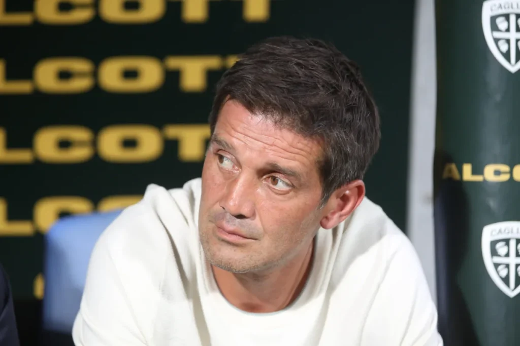 Chivu durante il post-partita di Inter-Cagliari, in maglietta bianca presso la panchina con sguardo concentrato