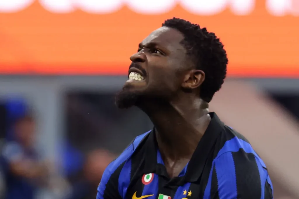 Marcus Thuram in divisa Inter durante la partita contro il Napoli, con espressione intensa verso l'alto