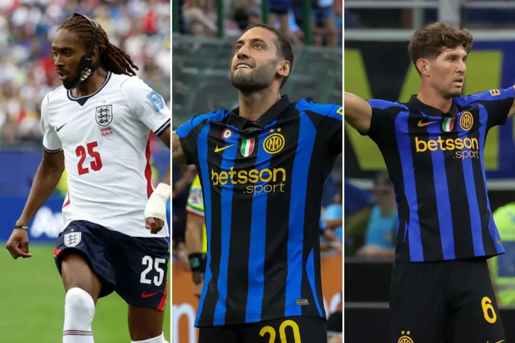 Tre calciatori in azione: Spence con la maglia dell'Inghilterra, Calhanoglu e Stones in divisa Inter a strisce blu e nere
