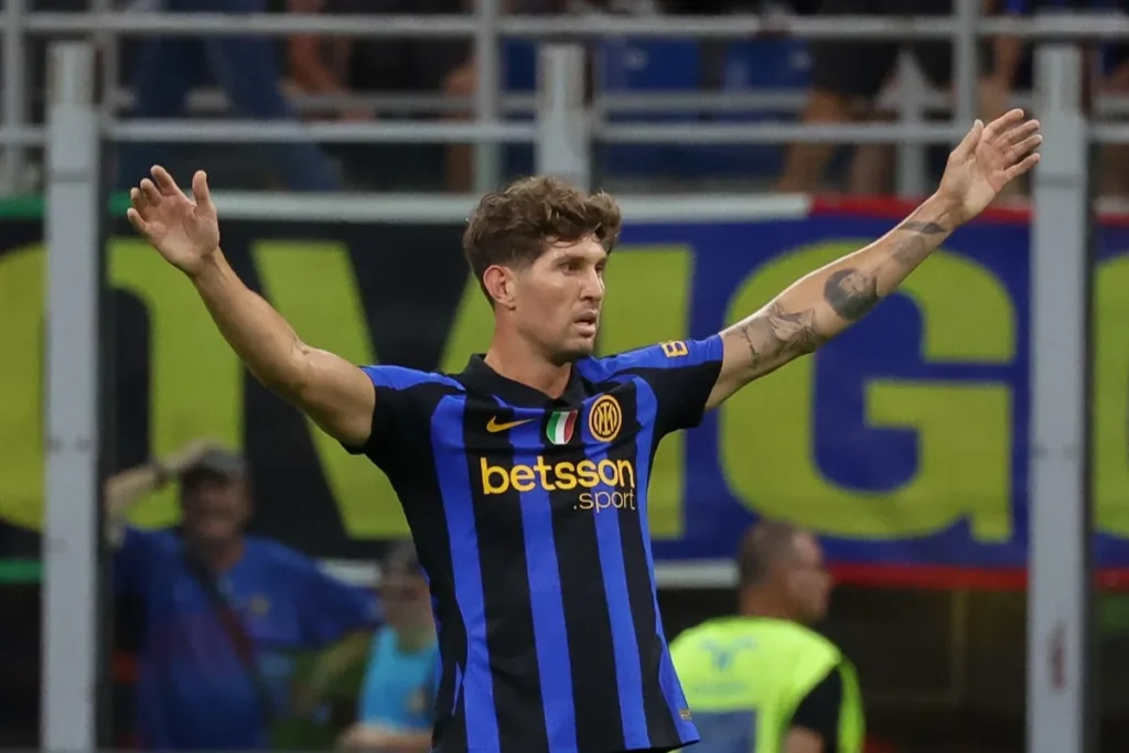 Stones in maglia nerazzurra con le braccia alzate durante una partita