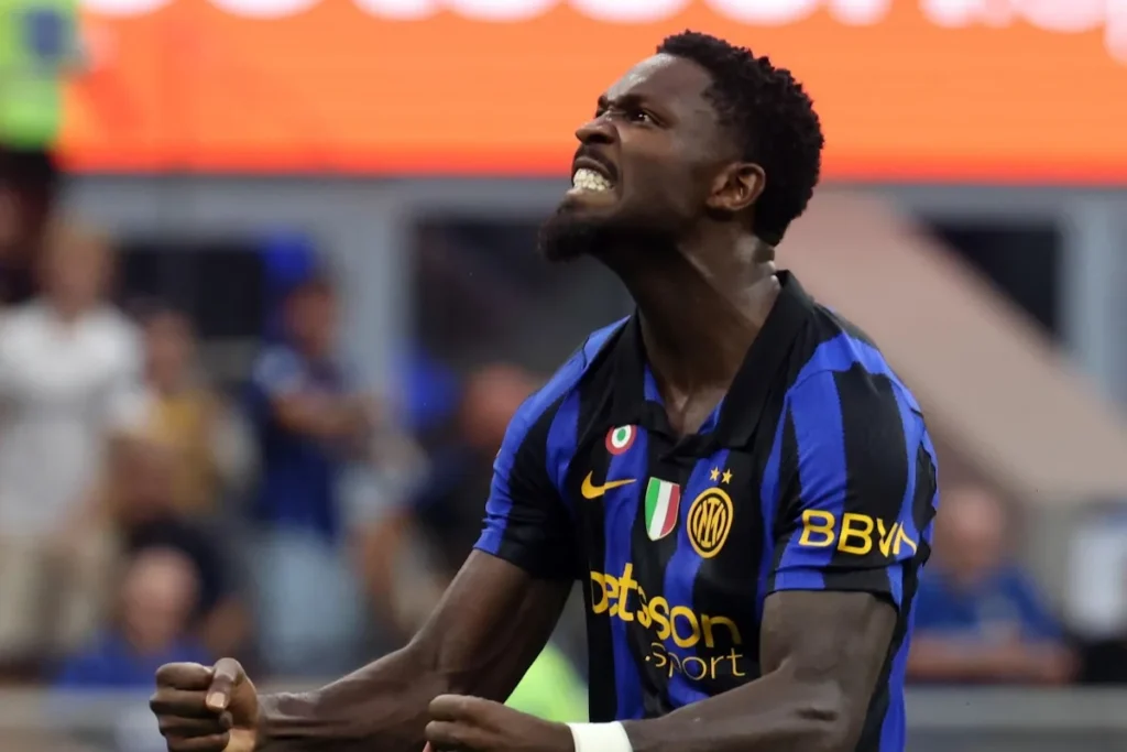 Marcus Thuram in maglia Inter, esultanza durante la partita con lo sguardo rivolto al cielo