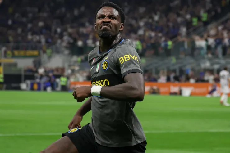 Marcus Thuram in azione durante una partita, con la maglia nera dell'Inter e fascia da capitano