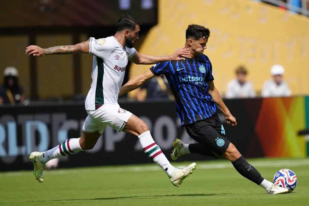 Valentín Carboni con la maglia dell'Inter dribbla un avversario in maglia bianca durante una partita
