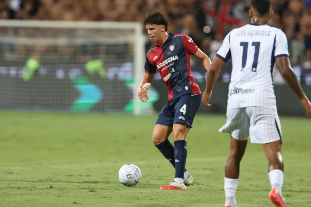 Romano, centrocampista del Cagliari numero 4, controlla il pallone in campo durante la partita