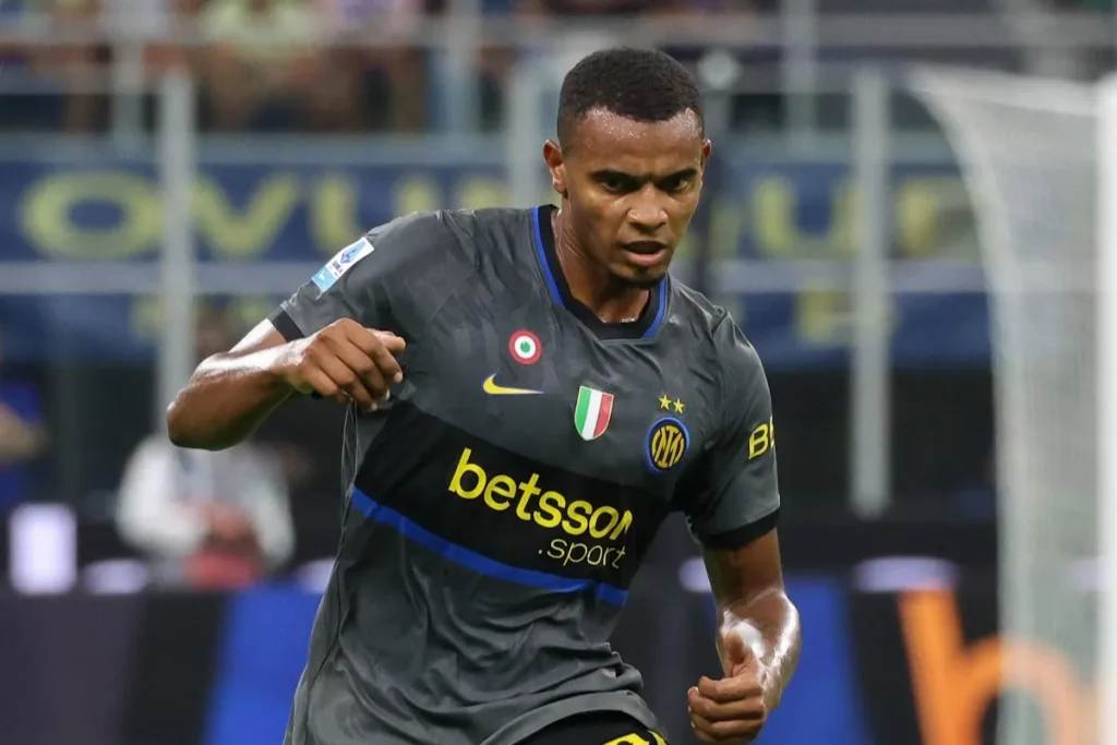 Akanji in campo con la maglia grigia dell'Inter, sponsor Betsson in primo piano, durante una partita di Serie A