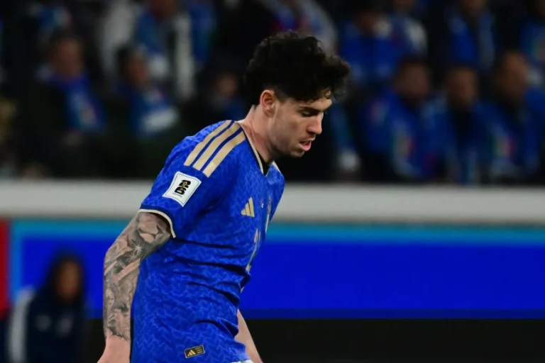 Alessandro Bastoni in maglia azzurra durante una partita della Nazionale italiana