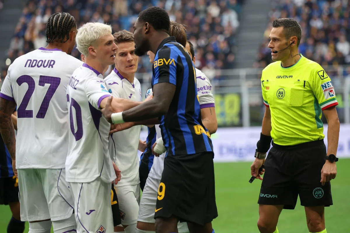 Bocciatura per arbitro e Var dopo Inter-Fiorentina