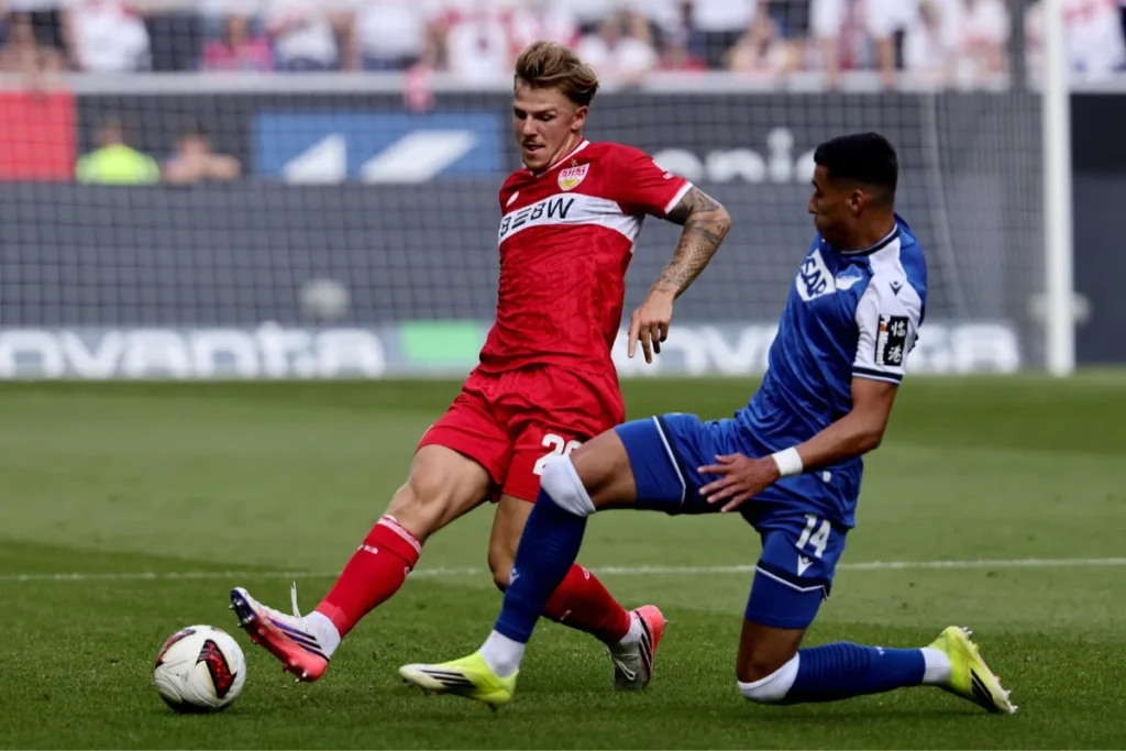 Jeltsch del VfB Stuttgart contrasta il possesso palla contro l'Hoffenheim in Bundesliga