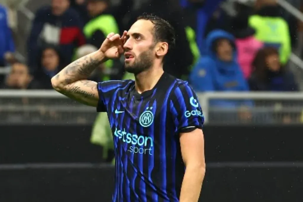 Calhanoglu in maglia Inter a strisce blu e nere durante una partita,