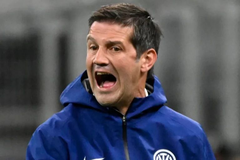 Cristian Chivu, allenatore dell'Inter, urla indicazioni a bordocampo indossando una giacca blu