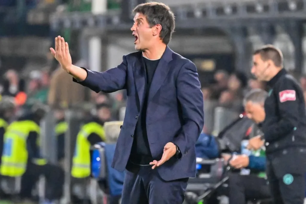 Cristian Chivu in panchina con giacca