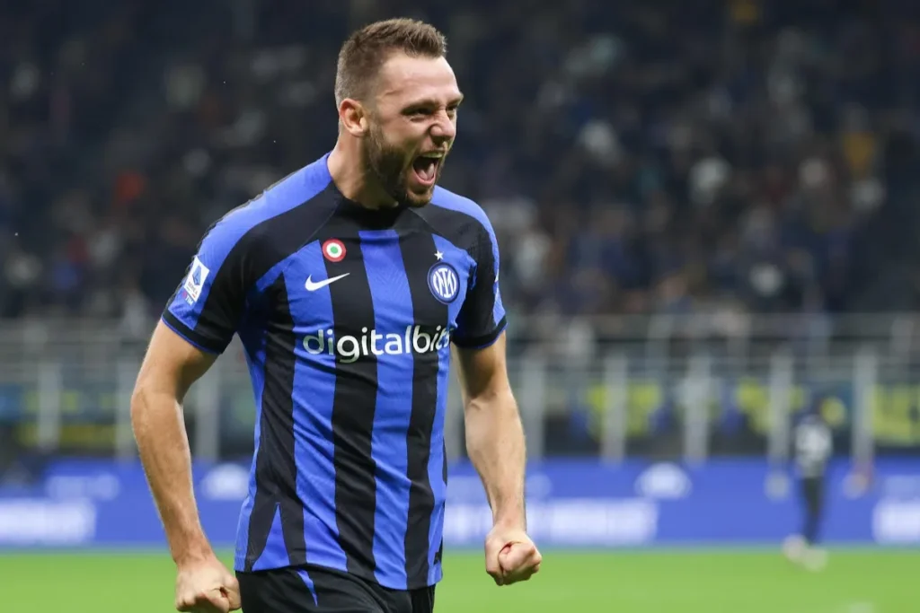 De Vrij con maglia nerazzurra esulta durante una partita