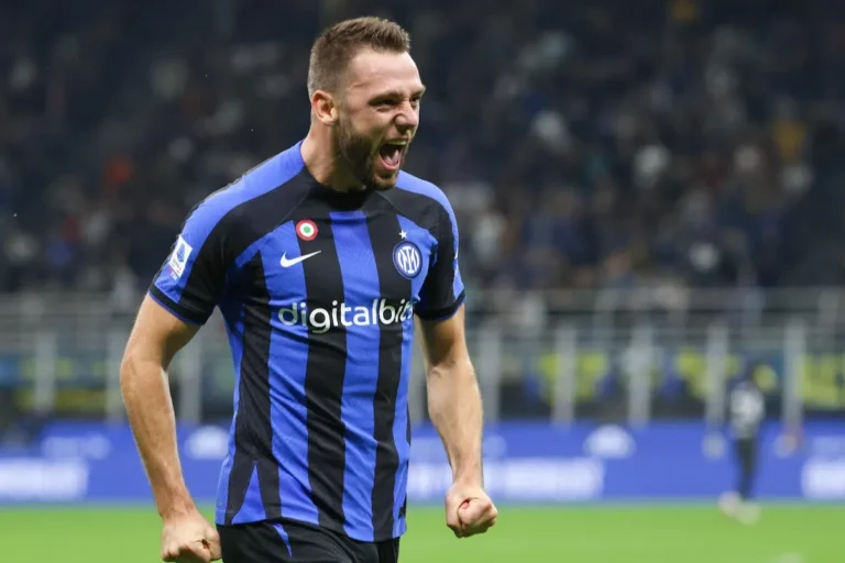 De Vrij con maglia nerazzurra esulta durante una partita