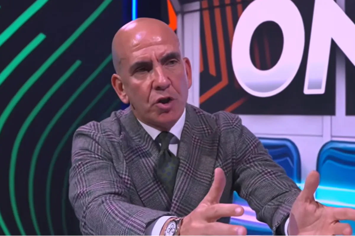 Di Canioin studio con giacca grigia a quadri e cravatta verde che gesticola durante una trasmissione calcistica sull'Inter