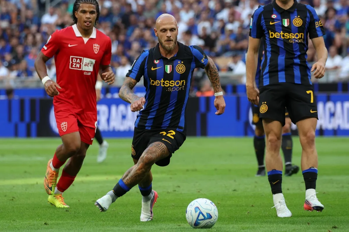 Dimarco in azione con la maglia dell'Inter durante una partita di calcio