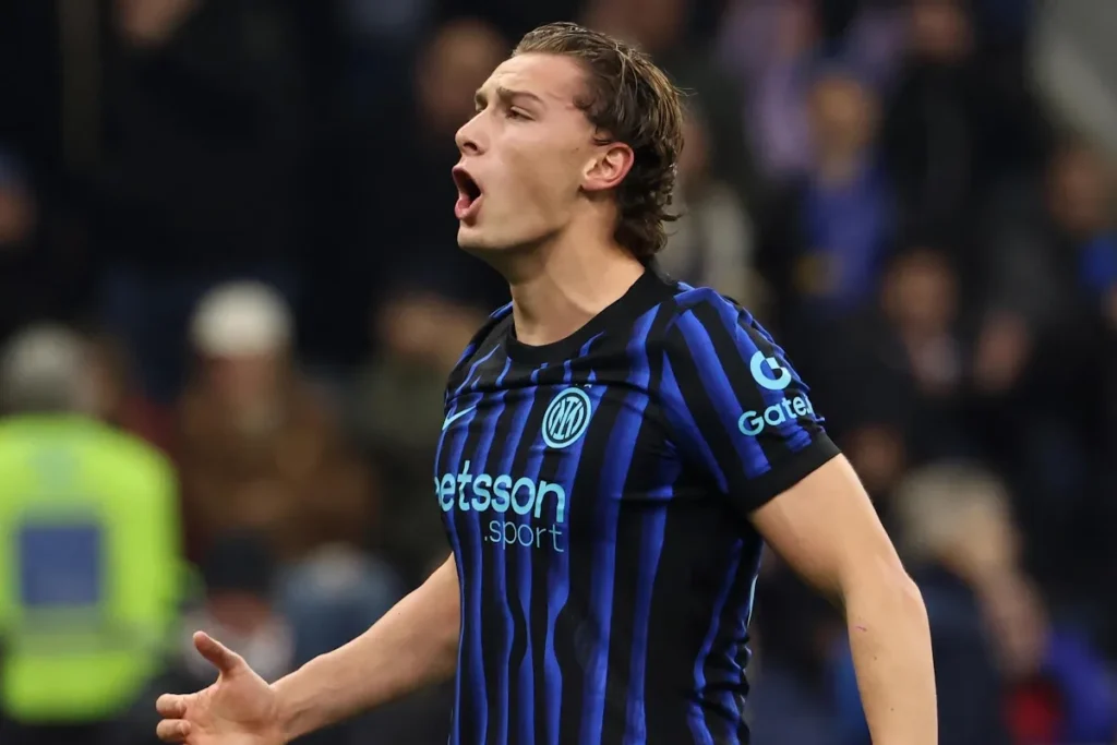 Pio Esposito in maglia Inter a righe blu e nere, con espressione intensa durante una partita