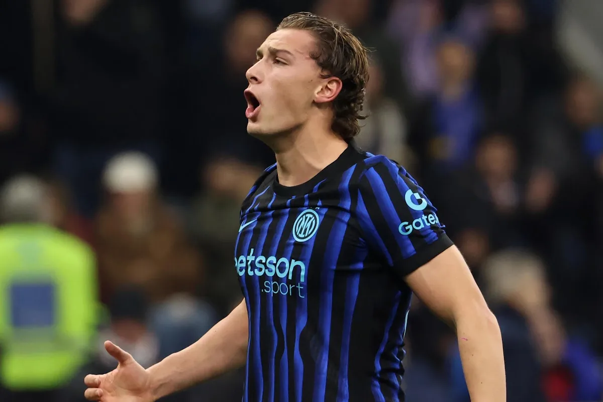Pio Esposito in maglia Inter a righe blu e nere, con espressione intensa durante una partita