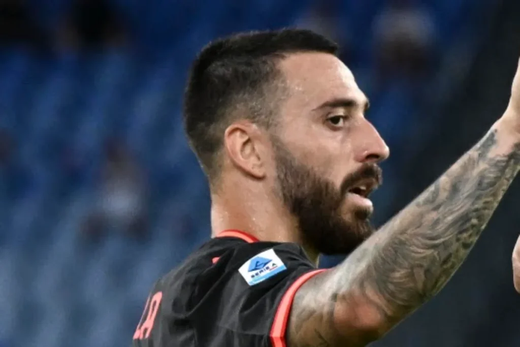 Mario Gila in maglia Milan durante una partita, con lo stemma della Serie A visibile sulla spalla