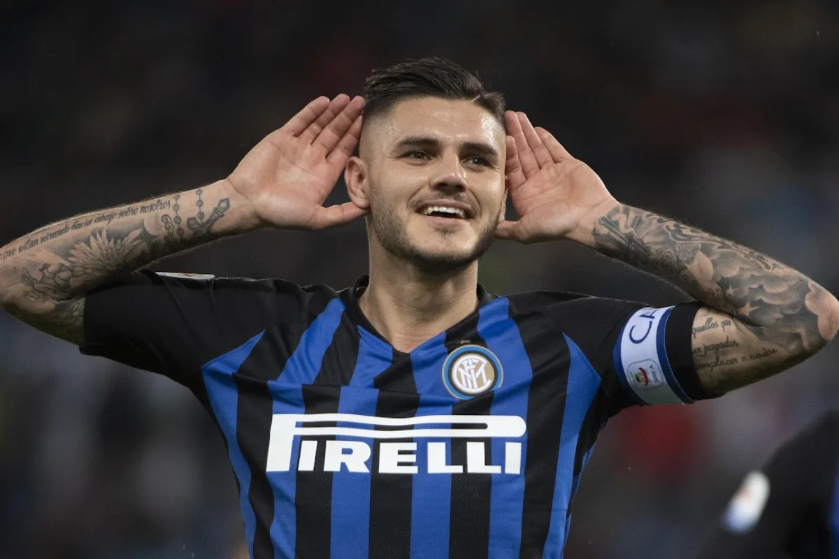 Icardi con la maglia nerazzurra Pirelli e la fascia da capitano esulta portando le mani dietro le orecchie