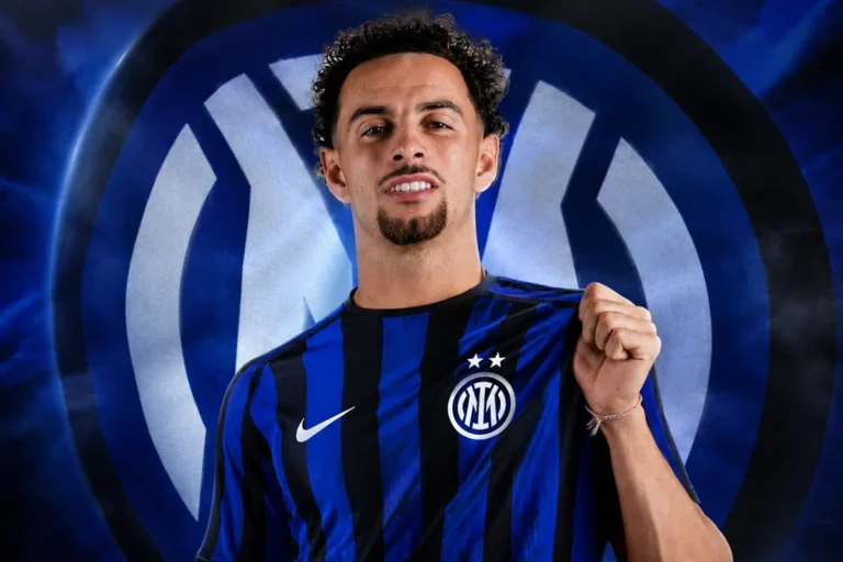 Jones in nerazzurra a righe blu e nere con logo Inter e due stelle
