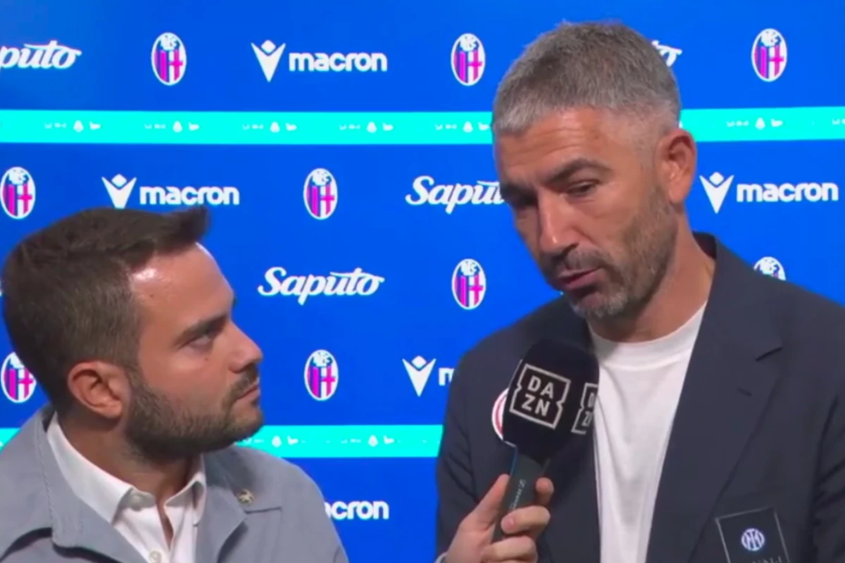 Kolarov intervistato con microfono DAZN davanti a sfondo sponsor Bologna