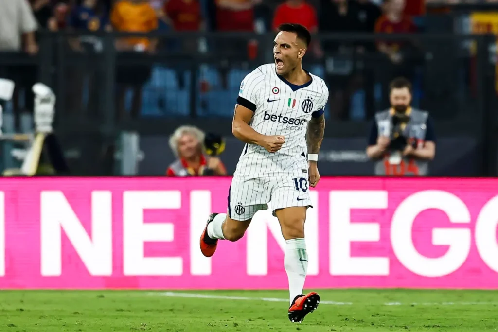 Lautaro Martinez in azione con la maglia dell'Inter a righe bianche e nere durante una partita