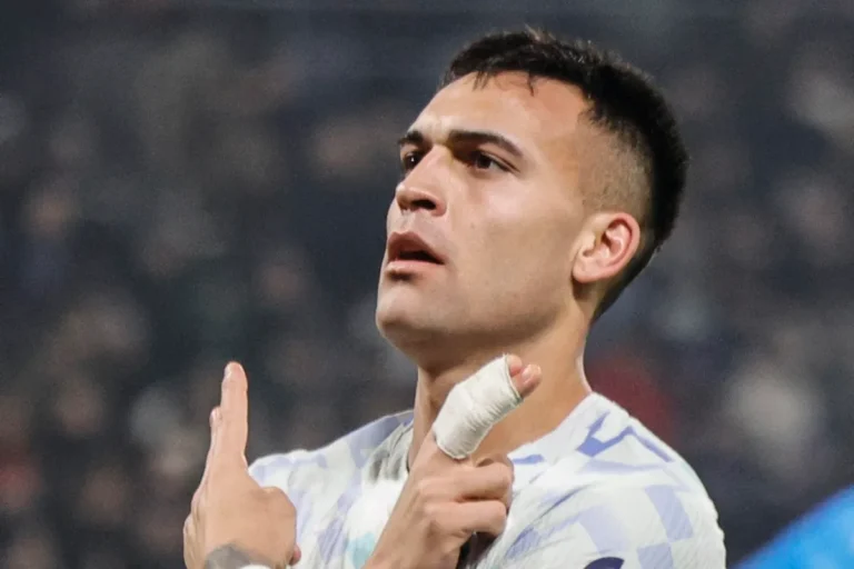 Lautaro Martinez esulta con la maglia dell'Inter durante una partita