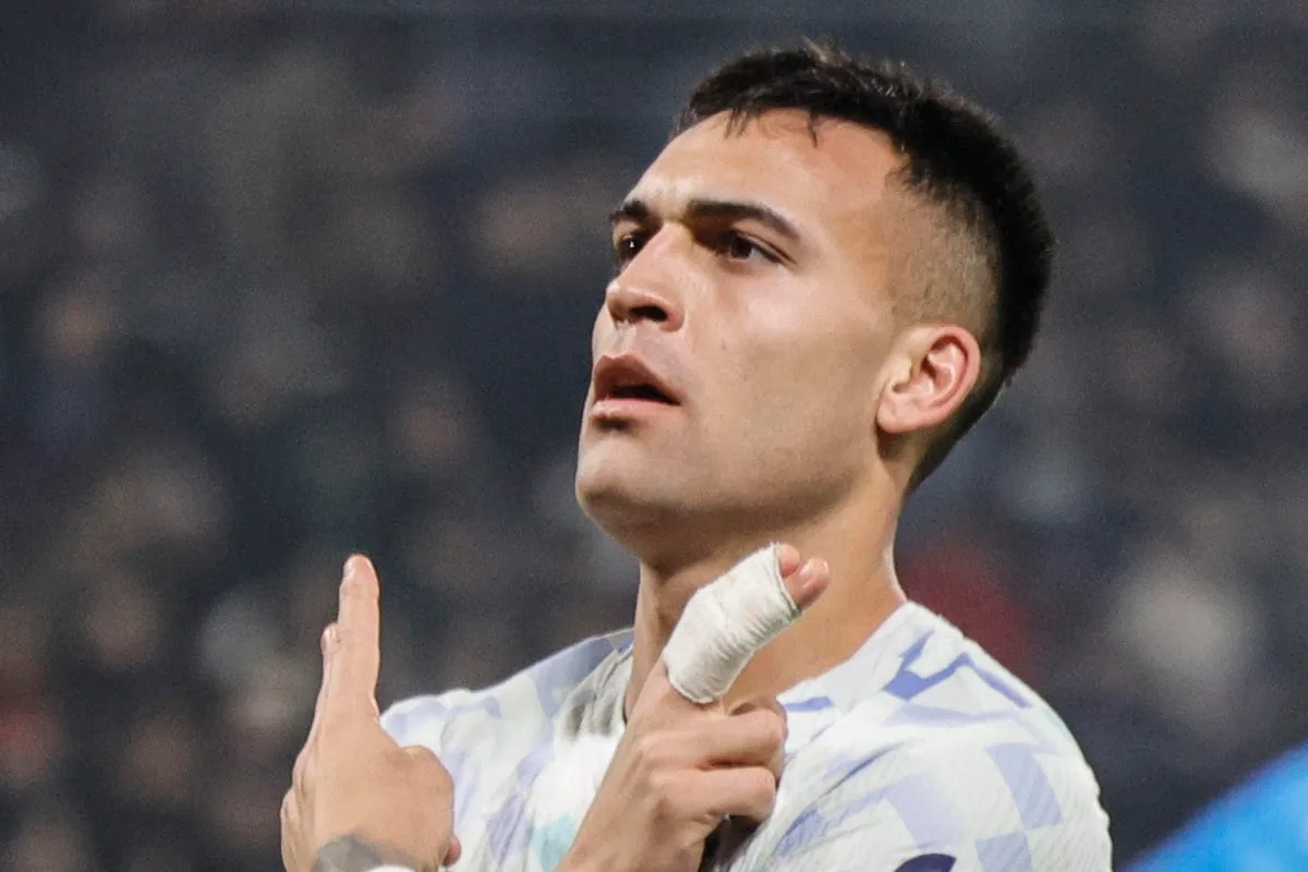 Lautaro Martinez esulta durante una partita, con gesto di celebrazione e maglia Inter