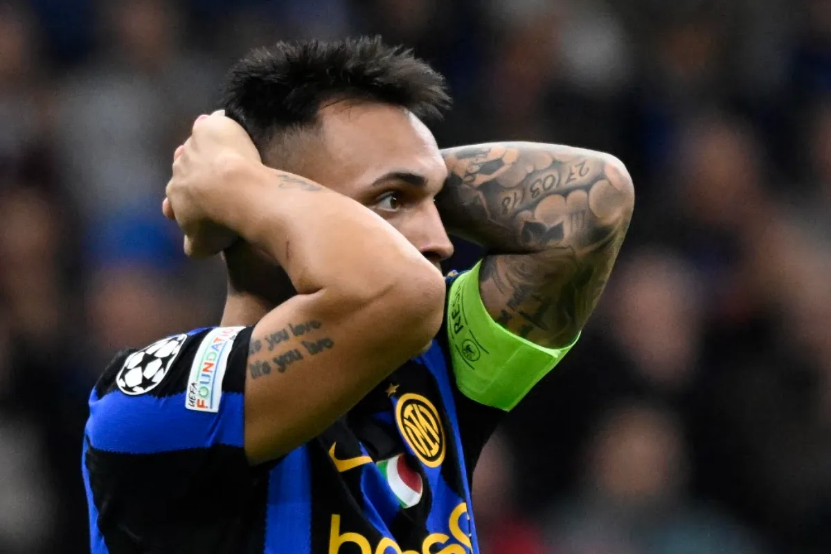 Lautaro Martinez con le mani tra i capelli, indossa la maglia nerazzurra e la fascia da capitano verde