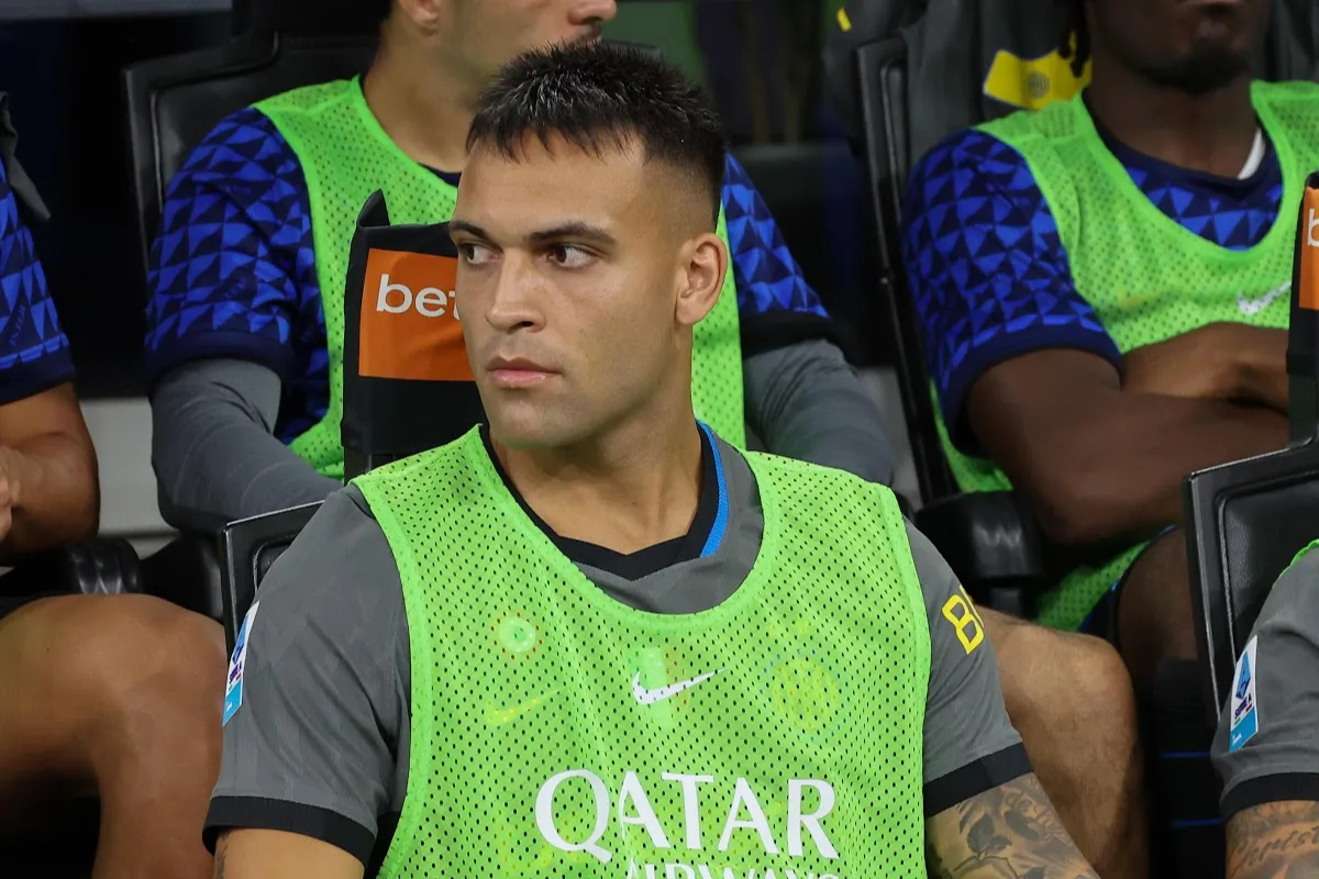 Lautaro seduto in panchina con pettorina verde da allenamento
