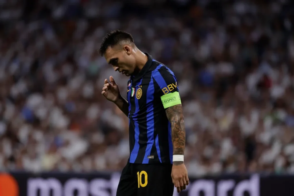Lautaro Martinez con maglia a strisce nerazzurre, numero 10 e fascia da capitano Respect, a testa bassa durante una part