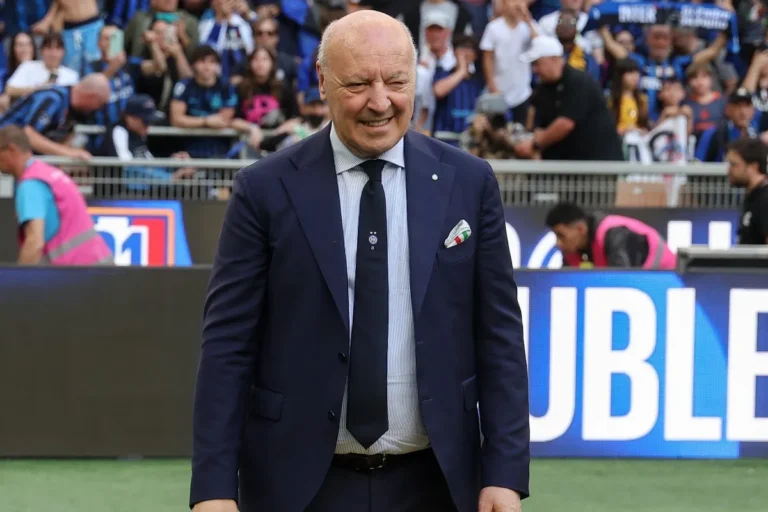 Marotta in abito blu con cravatta nera con stemma Inter