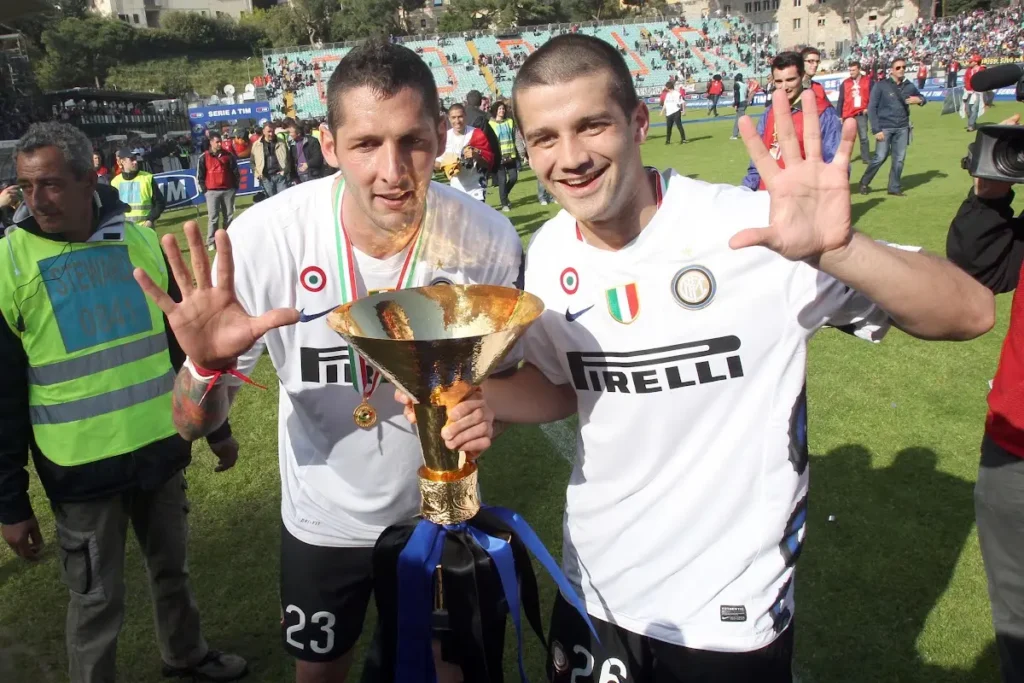 Materazzi e Chivu con la Coppa del Mondo in campo, maglie Inter Pirelli, festa in stadio