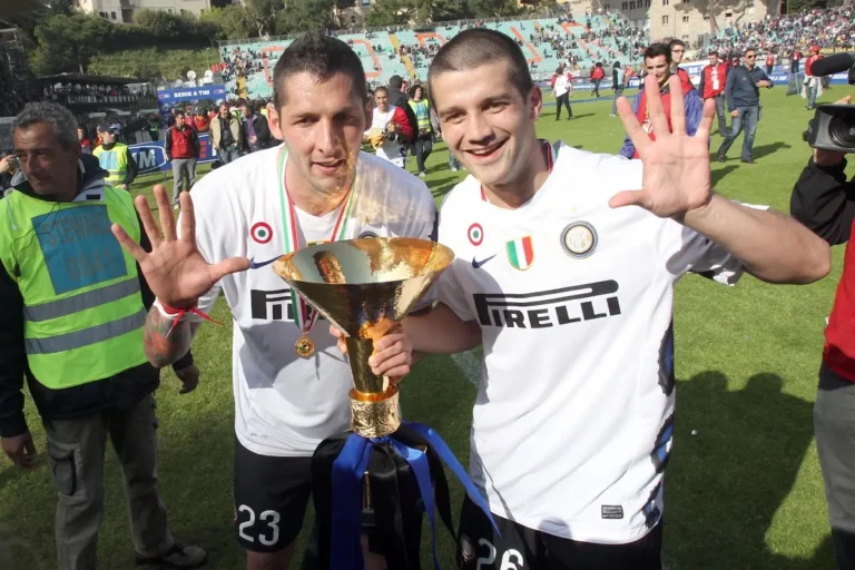 Materazzi e Chivu con la Coppa del Mondo in campo, maglie Inter Pirelli, festa in stadio