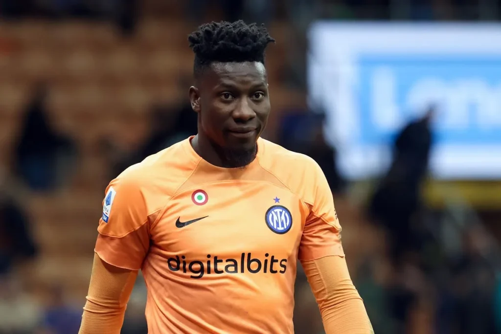 Onana ex dell'Inter con maglia arancione