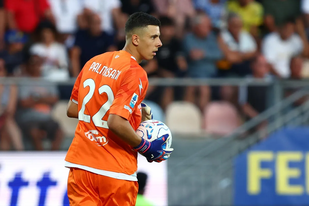 Palmisani con maglia arancione numero 22 durante una partita di calcio con il pallone in mano