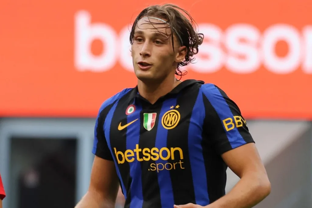 Pio Esposito in maglia Inter durante una partita, capelli bagnati, espressione concentrata