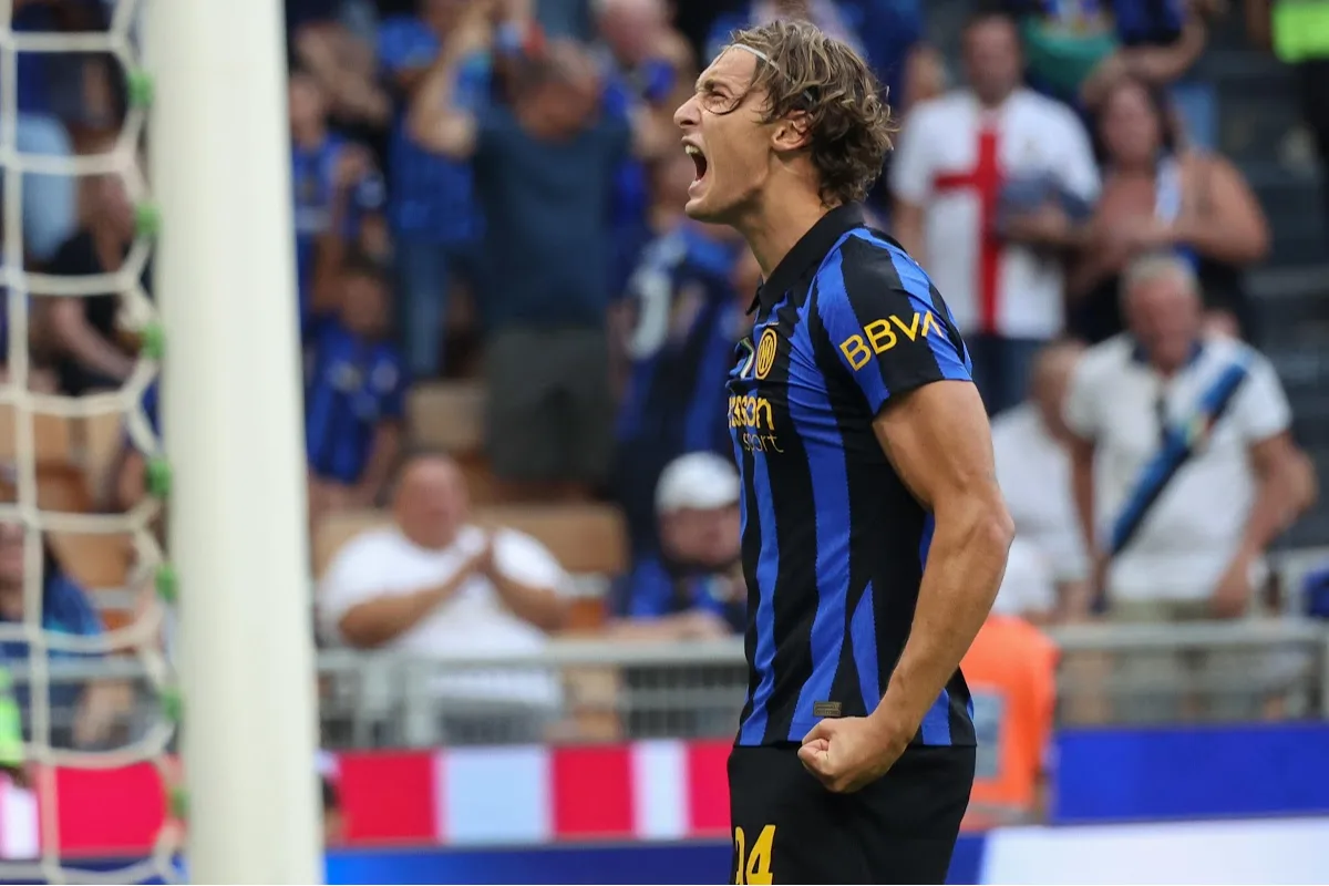 Pio Esposito esulta durante una partita dell'Inter, indossando la maglia nerazzurra con sponsor BBVA