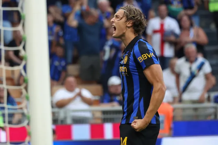 Pio Esposito esulta dopo il gol con la maglia dell'Inter, con lo stadio sullo sfondo