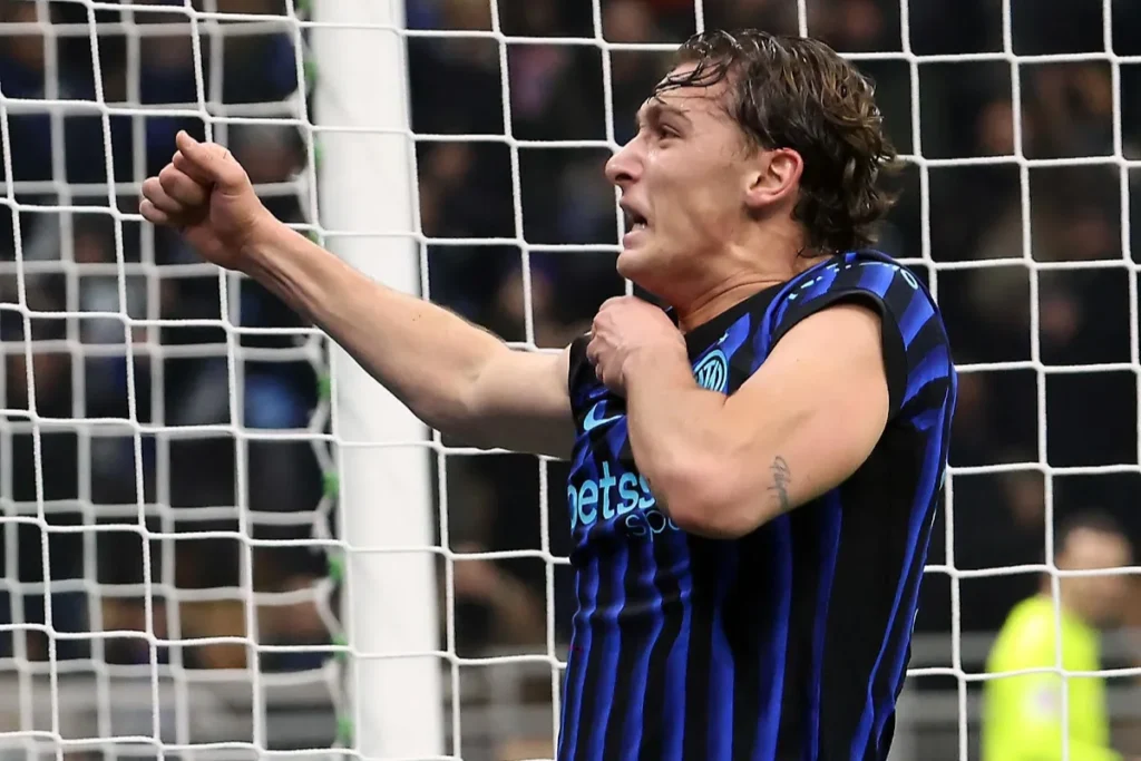 Pio Esposito esulta con il pugno chiuso davanti alla rete, con la maglia nerazzurra dell'Inter